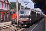 Siemens Vectron 6193 142, von Railpool mit Schwesterlok vor einem G�terzug bei der Durchfahrt vom Bahnhof Jenbach.