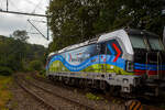 Die sch�ne an die RheinCargo vermietete Vectron MS 6193 106 (91 80 6193 106-2 D-Rpool) der Railpool GmbH (M�nchen), f�hrt am 06 August 2026, mit einem Flugturbinentreibstoff Jet A1 (Kerosine bzw. leichtes Petroleum oder Flugpetrol) beladenen Kesselwagenzug, durch Kirchen/Sieg in Richtung K�ln. Leider hatte mir der RE 9 zuvor die Lok zugefahren, durch meinen gew�hlten Standort, konnte ich sie aber noch im Nachschuss erwischen. 

Die Lok tr�gt Werbung f�r die Railpool und die RheinCargo mit dem Slogan „Together Strong for the Rhine and Beyond“ (Gemeinsam stark f�r den Rhein und dar�ber hinaus). Bei dem derzeitigen historischen Niedrigwasser des Rheins (und anderen Fl�ssen) passt dieser Slogan gerade zu perfekt. 

die SIEMENS Vectron MS (X4E) wurde 2023 von Siemens Mobility in M�nchen-Allach unter der Fabriknummer 23281 gebaut. Die mit 6.400 kW konzipierte Mehrsystemlok ist in der Variante A22 ausgef�hrt und hat so die Zulassungen und entspr. L�nderpakete f�r Deutschland, �sterreich, Schweiz, Italien und die Niederlande (D / A / CH / I / NL).
