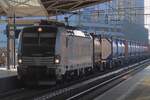 Gegenlicht und SWchatten: am Abend von 18 März 2026 durchfahrt RTB 193 173 mit der Blerick-KLV Tilburg.