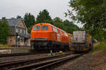 Im Bahnhof Burbach-Würgendorf standen am 14 Juli 2013: 
Links die BBL 17 (BBL LOGISTIK GMBH), ex DB 225 099-1, ex DB 215 099-3, mit Bauzug, bestehend aus Materialförder- und Siloeinheiten MFS 100 und der Plasser & Theurer Bettungsreinigungsmaschine RM 95-800 W der MGW.
Rechts die Die 277 031-1 (92 80 1277 031-1 D-LDS) eine MaK G 1700 BB-2 der Schweerbau (eingestellt bei LDS) mit einem Schotterzug.

Zuvor standen die MFS 100-Wagen für die Arbeitsrichtung falsch herum, so mussten sie über das quasi Gleisdreieck Betzdorf-Siegen-Haiger gedreht werden. So konnte ich beide Loks im Sandwich mit den MSF 100 in Eiserfeld, einige Stunden zuvor, sehen und ablichten. 