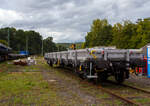 Vierachsiger Drehgestellflachwagen, mit Stahlboden, Seiten-, Stirnwandklappen und mit Drehrungen, 37 80 3988 687-4 D-SPAG, Gattung Rens 192 B, der SPITZKE SE (Großbeeren) abgestellt am 13 September 2025 im Rbf Betzdorf/Sieg.

Die Flachwagen der Gattung Rens dienen für vielseitige Transporte zur Ver- und Entsorgung der Bahninfrastrukturprojekte. Die vierachsigen Wagen sind zum Transport von verschiedenen Schüttgütern, aber auch von bspw. Schwellen oder Schienen unter Beachtung der Einzellasten und des Lastgrenzrasters geeignet.

Funktionsmerkmale:
Stirnwandklappe mit zwei absenkbaren Rungen an jedem Wagenende
Vier Bindeösen an den Stirnwandklappen
9 Seitenwandklappen und 8 verkürzten Drehrungen je Wagenlängsseite
18 Bindeösen und 9 Niederbindehaken an den Außenlangträgern

TECHNISCHE DATEN:
Spurweite: 1.435 mm (Normalspur)
Gattung/Bauart: Rens – Bauart 192 B
Anzahl der Achsen: 4 in 2 Drehgestellen
Länge über Puffer: 19.900 mm
Drehzapfenabstand: 14.860 mm
Achsabstand in den Drehgestellen: 1.800 mm
Eigengewicht: 24.240 kg
Ladelänge: 18.400 mm
Ladebreite: 2.650 mm
Ladefläche: ca. 49,0 m²
Maximale Ladegewicht: 65,7 t (Streckenklasse D)
Höchstgeschwindigkeit: 100 km/h (beladen) / 120 km/h (leer)
Kleinster befahrbarer Gleisbogenhalbmesser: 75 m
Bauart der Bremse: KE-GP-A, max. 59 t (K)
Bremssohle: Cosid 810-S517
Feststellbremse: ja
Besonderheiten: Boden aus 8 mm Stahlblech
Intern. Verwendungsfähigkeit: TEN-GE (G1)