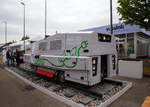 Vossloh pr�sentierte auf der 28. Internationale Ausstellung Fahrwegtechnik (iaf) in M�nster, hier am 31 Mai 2022, die Vossloh Schienenschleifmaschine HSG – city (HSG steht f�r High Speed Grinding). 

HSG-city: Pr�ventive Schieneninstandhaltung im Nahverkehr
High Speed Grinding (HSG) behebt leichte bis mittlere Schienenfehler
und wirkt zuverl�ssig einem erneuten Fehlerwachstum entgegen. Der kompakte HSG-city kommt haupts�chlich im Nahverkehr zum Einsatz.

Schnell, Leise, Flexibel und Schleifen im Fahrplan auf kurzen Strecken:
Auch im �PNV und auf Kurzstrecken f�hren Verkehrslasten sowie starkes Beschleunigen und Bremsen zu Sch�den, etwa in Form von Riffeln oder Schlupfwellen, Verschlei� oder Head Checks an der Schiene. Die L�sung von Vossloh f�r den Nahverkehr: Smarte und vorausschauende Instandhaltung mit HSG-city.

Wenn Schienen nicht bearbeitet werden, steigt die L�rmbel�stigung f�r Anwohner durch Riffel und durch die Belastung des rollenden Materials droht der verfr�hte, kostenintensive Schienenaustausch.

High Speed Grinding (HSG) behebt leichte bis mittlere Schienenfehler, beugt neuem Fehlerwachstum zuverl�ssig vor und mindert dabei effektiv Vibrationen und Ger�uschemissionen durch Zugverkehr um bis zu 10 Dezibel. Dabei ist HSG-city die schnellste Nahverkehrs- bzw. Kurzstreckenschleifmaschine auf dem Markt. Mit einer variablen Arbeitsgeschwindigkeit von 8 bis 60 km/h l�sst sie sich flexibel in den Fahrplan einpassen, ganz ohne Vorbereitungen und Streckensperrungen.

Durch ihre kompakte Form passt sie in jedes Lichtraumprofil, sie kann vorw�rts und r�ckw�rts ausgerichtet arbeiten, eignet sich daher f�r viele Arten von Zug- und Schubmaschinen, wie z. B. Zweiwegefahrzeuge und l�sst sich ganz einfach vom Triebfahrzeug aus fernsteuern.

Vorteile:
High Speed Grinding (HSG) behebt leichte bis mittlere Schienenfehler und wirkt zuverl�ssig einem erneuten Fehlerwachstum entgegen.
Der kompakte HSG-city kommt haupts�chlich im Nahverkehr zum Einsatz.
Schnelle und sichere Schienenfehlerpr�vention
Schleifen im regul�ren Fahrplan
Keine Sperrpause, kein Schaltmittelausbau
Bis zu 130 km Schleifleistung pro Schicht 
Tunneltauglich ohne nachtr�gliche Reinigung
Bis zu 100 % l�ngere Schienenlebensdauer
L�rmreduzierung bis 10 dB (A)

Einsatzgebiete:
Pr�ventive Schienenbearbeitung
L�rmreduktion
Schmierfilmbeseitigung
Neulagenschleifen

TECHNISCHE DATEN:
Spurweite: 1.435 mm
Anzahl der Achsen: 2 
L�nge �ber Puffer:  5.720 mm
Achsabstand: 2.600 mm 
H�he:  2.112 mm
Breite:  2.113 mm
Lichtraumprofil: schmale Stra�enbahn (Berlin „klein“, London „deep tube“)
Eigengewicht:  ca. 10 t 
zul. Gesamtgewicht: ca. 12 t
max. Achslast: 6,5 t 
max. Metergewicht: 4,8 t
Abschleppgeschwindigkeit:  60 km/h
Arbeitsgeschwindigkeit:  8–60 km/h
kleinster befahrbarer Radius (Transport): 18 m
kleinster befahrbarer Radius (Arbeiten): 30 m
max. Steigung: 40 ‰
Transport: Nicht angetriebenes Nebenfahrzeug gem�� DIN EN 14033
Wetterabh�ngigkeit: Schleifbetrieb bei -10 �C bis +40 �C, bei Schnee nur Fahrbetrieb gestattet, Schleifarbeiten nur bei Schneefreiheit gestattet
Leistungsdaten: 1 Schleifbalken pro Schiene, 24 Steine pro Balken (12 im
Einsatz, 12 als Ersatz)
max. Abtrag pro �berfahrt: 0,01 
Staubbeh�lter: 4 St�ck (integriert)

Quelle: Vossloh Rail Service GmbH

