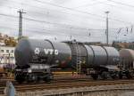 Vierachsiger-Drehgestell Kesselwagen Zacns f�r Salzs�ure der Vermietungsfirma VTG AG (Hamburg) eingestellt als 37 TEN 80 D-ERMD 7846 095-3, am 07.11.2015 im Zugverband bei der Durchfahrt im Bf
