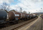 Vierachsiger 93 m� Drehgestell-Kesselwagen 33 80 7836 115-1 D-VTG, der Gattung Zans, der VTG (Hamburg) am 04.02.2023 im Zugverband bei der Zugdurchfahrt in Kirchen (Sieg).