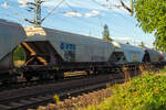 4-achsiger Drehgestell-Großraum-Getreidesilowagen 37 80 9332 104-0 D-VTGD der Gattung Uagps der VTG AG (Hamburg) am 26 August 2013 im Zugverband bei der Durchfahrt in Pirna.

Diese Wagen mit Schwerkraftentladung sind für den Transport von Getreide, sowie Sonnenblumenkerne, Sojabohnen und Schrot geeignet. Der Wagen ist auf dem Dach auf der Längsachse mit einer Einfüllöffnung, auf der ganzen Dachlänge ausgestattet. Die Einfüllöffnung (11,9 x 0,4 m) wird mittels 4 klappbarer Abdeckungen verschlossen. Die Entladung erfolgt mittels Schwerkraft durch die 3 Entladeöffnungen zwischen den Drehgestellen, diese werden von der Wagenplattform vom Bedienungspersonal geöffnet. Die Entladung erfolgt gleismittig in den Raum unter den Wagen.

TECHNISCHE DATEN:
Gattung: Uagps 
Spurweite: 1.435 mm (Normalspur)
Anzahl der Achsen: 4
Länge über Puffer: 14.840 mm
Drehzapfenabstand: 9.800mm
Achsabstand im Drehgestell: 1.800 mm
Eigengewicht: ca. 19.780 kg
Maximales Ladegewicht: 60,2 t (Streckenklasse C oder höher)
Höchstgeschwindigkeit: 100 km/h
max. Ladevolumen: 94,0 m³
Ladegut: Getreide
Intern. Verwendungsfähigkeit: RIV

Die Bedeutung der Gattungs- und Kennbuchstaben (hier Uagps):
U  Sonder Wagen
a  mit 4 Achsen
g  für Getreide
p  Selbstentlader durch Schwerkraft
s Geschwindigkeit V max. 100 km/h
