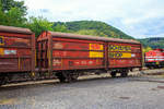 Privater gedeckter G�terwagen mit Schiebew�nden der Gattung Hills, 10 80 2102 003-8, WEBA 04  (10 80 DB 210 2 003-8), der Westerwaldbahn (WEBA) am 03.08.2020 im Zugverband in Brohl-L�tzing auf der