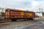 Der private gedeckte zweiachsige Güterwagen mit Schiebewänden und Schiebedach WEBA 07 - 10 80 0715 001-5 D-WEBA (ex 10 80 071 5 001-5 D-DB) der Gattung Tbis 869 - Bauform A (für Büromöbel der SSI Schaefer Shop GmbH) der Westerwald WEBA abgestellt am 07 Februar 2026 auf dem Betriebshof der Westerwaldbahn (WEBA) auf der Bindweide bei Steinebach/Sieg. Der Wagen ist auf DB-Strecke Scheuerfeld – Betzdorf/Sieg zugelassen.

Beschreibung:
Ab 1966 wurden von der DB bei der Waggon Union Siegen (eigentlich Dreis-Tiefenbach, zuvor Rheinstahl-Siegener Eisenbahnbedarf A.G.) erste Wagen der Gattung Tbis 869 der Bauform A beschafft. Bei dieser Bauform konnte das Dach nur von einer kleinen oben liegenden Bühne an den Stirnwänden geöffnet werden. Zwei Jahre später wurde die Bauform B dieser Gattung gefertigt. Hierbei war es nun möglich das Dach mittels Handräder an einer Stirnseite der Waggons zu öffnen. Es war nun nicht mehr nötig auf das Dach zu steigen und verminderte somit auch die Unfallgefahr.

Eingesetzt wurden diese Waggons für den Transport von großen nässeempfindlichen Stückgütern (bei diesem Wagen waren es Büromöbel), durch das öffnungsfähige Dach könnte die Ladung auch mittels Kranen schnell be- und entladen werden. Von den ca. 2000 beschafften Fahrzeugen gelangten noch gut 1400 zur DB AG, dort wurden sie aber zügig ausgemustert und durch neuere Bauarten ersetzt.

TECHNISCHE DATEN:
Spurweite: 1.435 mm (Normalspur)
Anzahl der Achsen: 2
Länge über Puffer:14.020 mm
Achsabstand: 8.000 mm
Eigengewicht: 18.500 kg
Ladelänge:12.774 mm
Ladebreite: 2.670 mm
Ladefläche: 33,0 m²
Rauminhalt: 85,5 m³
Seitenwand-Türöffnung (B × H): 5.660 × 2.100 mm
Lichte Öffnung bei geöffnetem Dach: 6.000 × 2.530 mm
Fußbodenhöhe über SO: 1.200 mm
Höchstgeschwindigkeit: 100 km/h
Maximales Ladegewicht: 18,5 t (Streckenklasse C oder höher)
Kleinster bef. Gleisbogenradius: 35 m
Bremse: Frein O-GP
Intern. Verwendungsfähigkeit: RIV (ursprünglich)