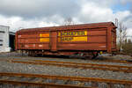 Der private gedeckte zweiachsige Güterwagen mit Schiebewänden und Schiebedach WEBA 07 - 10 80 0715 001-5 D-WEBA (ex 10 80 071 5 001-5 D-DB) der Gattung Tbis 869 - Bauform A (für Büromöbel der SSI Schaefer Shop GmbH) der Westerwald WEBA abgestellt am 07 Februar 2026 auf dem Betriebshof der Westerwaldbahn (WEBA) auf der Bindweide bei Steinebach/Sieg. Der Wagen ist auf DB-Strecke Scheuerfeld – Betzdorf/Sieg zugelassen.

Beschreibung:
Ab 1966 wurden von der DB bei der Waggon Union Siegen (eigentlich Dreis-Tiefenbach, zuvor Rheinstahl-Siegener Eisenbahnbedarf A.G.) erste Wagen der Gattung Tbis 869 der Bauform A beschafft. Bei dieser Bauform konnte das Dach nur von einer kleinen oben liegenden Bühne an den Stirnwänden geöffnet werden. Zwei Jahre später wurde die Bauform B dieser Gattung gefertigt. Hierbei war es nun möglich das Dach mittels Handräder an einer Stirnseite der Waggons zu öffnen. Es war nun nicht mehr nötig auf das Dach zu steigen und verminderte somit auch die Unfallgefahr.

Eingesetzt wurden diese Waggons für den Transport von großen nässeempfindlichen Stückgütern (bei diesem Wagen waren es Büromöbel), durch das öffnungsfähige Dach könnte die Ladung auch mittels Kranen schnell be- und entladen werden. Von den ca. 2000 beschafften Fahrzeugen gelangten noch gut 1400 zur DB AG, dort wurden sie aber zügig ausgemustert und durch neuere Bauarten ersetzt.

TECHNISCHE DATEN:
Spurweite: 1.435 mm (Normalspur)
Anzahl der Achsen: 2
Länge über Puffer:14.020 mm
Achsabstand: 8.000 mm
Eigengewicht: 18.500 kg
Ladelänge:12.774 mm
Ladebreite: 2.670 mm
Ladefläche: 33,0 m²
Rauminhalt: 85,5 m³
Seitenwand-Türöffnung (B × H): 5.660 × 2.100 mm
Lichte Öffnung bei geöffnetem Dach: 6.000 × 2.530 mm
Fußbodenhöhe über SO: 1.200 mm
Höchstgeschwindigkeit: 100 km/h
Maximales Ladegewicht: 18,5 t (Streckenklasse C oder höher)
Kleinster bef. Gleisbogenradius: 35 m
Bremse: Frein O-GP
Intern. Verwendungsfähigkeit: RIV (ursprünglich)