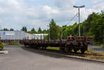 Zwei vierachsiger Drehgestellflachwagen mit Rungen, Stirnwandklappen und klappbaren Ladeschwellen, jedoch ohne Seitenwandklappen, hinten der 31 80 3907 116-8 D-DB und davor 31 80 3909 284-4 D-DB,