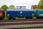 Vierachsiger Drehgestell-Flachwagen mit verschiebbarem Planenverdeck und Lademulden für Coiltransporte, 37 80 4668 869-3 D-ERR, der Gattung Shimmns7 (-ttu), der ERR European Rail Rent GmbH, am