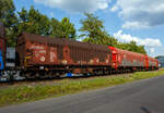 Vierachsiger Drehgestell-Flachwagen mit verschiebbaren Teleskophauben für Coiltransporte, 31 80 4671 014-7 D-DB, der Gattung Shimmns-u 708, der DB Cargo AG, am 25 Juli 2025 im Zugverband bei der