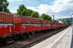 Vierachsiger Drehgestell-Containertragwagen 37 80 4564 495-2 D-RCW der Gattung Sgns M9 (Sgns 60 ́) der Rail Cargo Group (teil der �BB), am 16 Juli 2026 im Zugverband bei der Durchfahrt in Kirchen/Sieg, hier beladen mit 4 speziellen 30 Fu� Open Top-Half-Containern „MOCO BULK“ der �sterreichischen Montan Speditionsges. m.b.H.. Der Wagen ist ein ehemaliger Wagen der MFD Rail GmbH (Rotkreuz/CH).

Der MOCO BULK 30 ft-OT (OpenTop) Half-Container ist spezial f�r schwere Sch�ttg�ter und kranbare Waren. Flexible Be- und Entladem�glichkeiten: Beladung mit loser Ware von oben;
Be- und Entladung mit kranbaren Waren von oben;
Entladung loser Ware durch Greifer oder durch Abkippen
Einfacher Umschlag mit Containerstapler oder leer auch mit herk�mmlichem Gabelstapler m�glich. 
Technische Details der MOCO BULK:
L�nge: 30 ft (au�en 9.150 mm, innen bis 8.975 mm)
Breite: au�en 2.550 mm, innen bis 2.438 mm
H�he: au�en 1.295 mm, Bordw�nde bis 1.100 mm
Euro-Paletten: bis 22 St�ck
Ladevolumen: bis 22 m�
Eigengewicht: ca. 2.900 kg
8 Anschlag�sen auf jeder L�ngsseite f�r Zurrgurte in Abst�nden von max. 1,3 m

Der 4-achsige Wagen Sgns 60 ́ (M9) ist f�r den Transport von ISO- Containern 20 ́, 30 ́, 40 ́, 45 ́ (klassifiziert in UIC 592-2, Klasse 1) und von Wechselaufbauten der Gruppen 1, 2, 3, 3a und 4 (gem�ss UIC 592-4) bestimmt.

TECHNISCHE DATEN des Wagons:
Spurweite: 1.435 mm (Normalspur)
L�nge �ber Puffer: 19.640 mm
Drehzapfenabstand: 14.200 mm
Achsabstand in den Drehgestellen: 1.800 mm
Laufraddurchmesser: 920 mm (neu)
Ladel�nge: 18.400 mm
H�he der Ladeebene �ber S.O.: 1.160mm
Eigengewicht: ca. 20.000 kg
Max. Zuladung: 70,0 t (ab Streckenklasse D)
Max. Geschwindigkeit: 100 km/h (beladen) / 120 km/h (leer)
Verwendungsf�higkeit: TEN-GE
