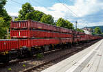 Vierachsiger Drehgestell-Containertragwagen 37 80 4564 544-7 D-RCW der Gattung Sgns M9 (Sgns 60 ́) der Rail Cargo Group (teil der �BB), am 16 Juli 2026 im Zugverband bei der Durchfahrt in Kirchen/Sieg, hier beladen mit 6 (2 x 3) speziellen 30 Fu� MOCO-Triple-Containern der �sterreichischen Montan Speditionsges. m.b.H.. Der Wagen ist ein ehemaliger Wagen der MFD Rail GmbH (Rotkreuz/CH).

Montan MOCO-Triple ist eine Sonderbauform des bew�hrten MOCO-Bulk. Der MOCO-Triple ist ein 30 ft-OT (Open Top)-Container f�r die Bef�rderung von schweren Sch�ttg�tern wie zum Beispiel Erze f�r die Stahlindustrie, der beim Transport auf der Schiene im Leerzustand 3-fach hoch gestapelt werden kann. Durch die niedrige Bauweise der MOCO-Bulk-Triple wird die maximal zul�ssige Transporth�he ( High-Cube ) optimal ausgenutzt. Dadurch k�nnen auch unpaarige Warenstr�me durch optimierte Vorlaufkosten angeboten und so neue M�rkte und Relationen erschlossen werden. Einfacher Umschlag mit Containerstapler oder leer auch mit herk�mmlichem Gabelstapler m�glich. 
Technische Details der MOCO BULK – TRIPLE:
L�nge: 30 ft (au�en 9.150 mm, innen bis 8.975 mm)
Breite: au�en 2.550 mm, innen bis 2.438 mm
H�he: au�en 946 mm, Bordw�nde bis 900 mm
Ladevolumen: bis 17 m�
Eigengewicht: ca. 2.550 kg

Der 4-achsige Wagen Sgns 60 ́ (M9) ist f�r den Transport von ISO- Containern 20 ́, 30 ́, 40 ́, 45 ́ (klassifiziert in UIC 592-2, Klasse 1) und von Wechselaufbauten der Gruppen 1, 2, 3, 3a und 4 (gem�ss UIC 592-4) bestimmt.

TECHNISCHE DATEN des Wagons:
Spurweite: 1.435 mm (Normalspur)
L�nge �ber Puffer: 19.640 mm
Drehzapfenabstand: 14.200 mm
Achsabstand in den Drehgestellen: 1.800 mm
Laufraddurchmesser: 920 mm (neu)
Ladel�nge: 18.400 mm
H�he der Ladeebene �ber S.O.: 1.160mm
Eigengewicht: ca. 20.000 kg
Max. Zuladung: 70,0 t (ab Streckenklasse D)
Max. Geschwindigkeit: 100 km/h (beladen) / 120 km/h (leer)
Verwendungsf�higkeit: TEN-GE
