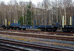 Leerer vierachsiger Drehgestell-Flachwagen 37 80 4505 104-2 D-ERR, der Gattung Sgmmns², der Vermietungsfirma ERR European Rail Rent GmbH (Duisburg), am 18 März 2025 im Zugverband bei einer Zugdurchfahrt in Herdorf.

Der Wagen besitzt 12 Steckrungen, 20 Rungentaschen, 2 klappbare Stirnwände, 6 Ladeschwellen, an den äußeren Längsträger je 7 Zurrösen, sowie 8 versenkbare Containerzapfen für 1 x 40’ und 2 x 20’ ISO Container.

TECHNISCHE DATEN:
Spurweite: 1.435 mm (Normalspur)
Länge über Puffer: 14.190 mm
Drehzapfenabstand: 9.150 mm
Achsabstand im Drehgestell: 1.800 mm
Drehgestell: Y25Ls1 (K) / Achslagerbauart BA 182
Laufraddurchmesser (neu): 920 mm
Ladelänge: 12.800 mm
Ladefläche: 38,4 m²
Rungenhöhe: 1.200 mm
Ladebreite: 3.100 mm (ohne Rungen), 2.600 mm (zwischen Rungen)
Eigengewicht: 21.220 kg
Zul. Radsatzlast: 22,5 t
Max. Zuladung bei Lastgrenze: 68,7 t (ab Streckenklasse D)
Max. Geschwindigkeit: 100 km/h (beladen) / 120 km/h (leer)
Kleinster Gleisbogenhalbmesser: 35 m
Bauart der Bremse: KE-GP-A (K) max. 58 t
Bremssohle: Jurid 816M
Handbremse: Ja
Internationale Verwendungsfähigkeit: TEN-GE
