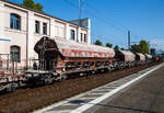Vierachsiger gedeckter Drehgestell-Sch�ttgutwagen mit dosierbarer Schwerkraftentladung, 31 80 0819 877-8 D-DB, der Gattung Tads-z 957.4 der DB Cargo am 19.09.2018 im Zugverband bei der Durchfahrt im Hauptbahnhof Brandenburg an der Havel.

Die belgische Waggonfabrik La Brugeoise und die franz�sische Waggonfabrik Arbel Douai bauen 1985/86 im Auftrag der DR 500 vierachsige Selbstentladewagen Tadgs-y. Ab 1992 werden einige wegen schadhafter Innenbeschichtung nicht mehr im Lebensmittelverkehr einsetzbare Wagen in Tads-y umgezeichnet.  Ab 2012 werden einige Tads zu Tads-z umgezeichnet.

Diese Wagen sind hervorragend geeignet f�r den Transport von witterungsempfindlichen Sch�ttg�tern. Sie besitzen eine gleisseitige, dosierbare Entladeeinrichtung. Ein Innenanstrich erh�ht bei den meisten der Fahrzeuge den Gebrauchswert, insbesondere durch den Schutz vor Verunreinigungen, M�glichkeiten des Transportes von Lebensmitteln, g�nstigeres Entladeverhalten (Rutschverhalten) bei schwer flie�enden G�tern sowie durch verbesserten Korrosionsschutz bei aggressiven Ladeg�tern.

Die Wagen eignen sich f�r den Transport von n�sseempfindlichen Sch�ttg�tern aller Art, wie z. B. Salze und D�ngemittel. Korngr��en ( 0,1 mm k�nnen ohne Rieselverluste transportiert werden. Wagenkasten, W�lbschieber, Rutschen und das Dach sind aus korrosionstr�gem Stahl gefertigt. Der trichterf�rmige Wagenkasten besteht aus vier Trichtern und ist als Schwei�konstruktion ausgef�hrt. Die Trichter sind durch Querw�nde getrennt und im oberen Teil durch �ffnungen versehen. Die Stirnw�nde sind mit Versteifungen versehen und durch L�ngstragst�tzen mit dem Untergestell verbunden.

Die Entleerung des Wagens erfolgt gleichzeitig nach beiden Wagenseiten �ber acht einzeln bedienbare W�lbschieber. Die W�lbschieber sind l�sbar angeordnet und leicht austauschbar.
Der Wagen ist mit einem einschaligen Hubschwenkdach ausger�stet. Das Dach wird vor dem Schwenken um etwa 60 mm angehoben und dann seitlich abgeschwenkt, wobei die gesamte Breite der Belade�ffnung freigegeben wird. Im geschlossenen Zustand ist das Dach gegen unbeabsichtigtes Verschwenken gesichert. Ein Verschieben des Wagens mit ge�ffnetem Dach ist nicht zul�ssig.

TECHNISCHE DATEN:
Spurweite: 1.435 mm
Achsanzahl: 4 (in 2 Drehgestelle)
L�nge �ber Puffer: 49.040 mm
Drehzapfenabstand: 14.000 mm
Achsabstand im Drehgestell: 1.800 mm
Laufraddurchmesser: 920 mm (neu)
Wagenh�he: 4.286 mm
Gr��e der Belade�ffnung L�nge x Breite: 14.614 x 1.200 mm
Laderaum: 82,5 m�
Eigengewicht: 26.450 kg
H�chstgeschwindigkeit: 100 km/h (beladen) / 120 km/h (leer)
Maximales Ladegewicht: 53,5 t (Streckenklasse C oder h�her)
Kleinster bef. Gleisbogenradius: 75 m
Bauart der Bremse: KE-GP
Intern. Verwendungsf�higkeit: RIV
