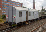   Zweiachsiger Begleitwagen (Wohn- und Werkstattwagen) 40 80 1501 003-1 D-AMPR der Amprion GmbH (ex RWE Energie AG) zum Tragschnabelwagen abgestellt im Zugverband am 25.08.2019 beim Bf.