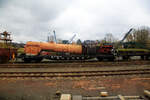Der vierachsige Drehgestell-Schienenwagen (Drehgestell-Flachwagen) DR Köln 918 041 SSlma (DB SSlma 44), beladen mit Kessel und Teilen einer Dampflok, am 17 April 2023 im DDM - Deutsches