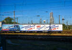 Der Werbewagen D-TRAIN 50 80 22-35 929-5 der Gattung Bnrz 450.3 (Vollwerbung TRI sucht Lokführern/Disponenten und Gute Laune Zugführern) der TRI Train Rental GmbH, abgestellt beim BW