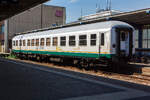 Der „Bitburger Party-Treff“-Wagen der SGS Sonderzug-Gastronomie Schuh, eingestellt als D-CBB 56 80 89 - 40 100 - 0 WGmz 038, ex 51 80 09-40 100-2, ex 51 80 85-40 015-91, ex 10 708, ein ex Halbspeisewagen BRbu4�m-61, Baujahr 1962 von Wegmann in Kassel, steht am 17 Juni 2013 beim Hauptbahnhof Trier. Er hatte f�r 140 km/h RIC Zulassungen f�r Deutschland, �sterreich, Belgien, Frankreich, Luxemburg, Niederlande und Schweiz (D, A, B, F, L, NS, CH). Seit Oktober 2020 ist der Wagen im Bahnpark Augsburg.

TECHNISCHE DATEN:
Spurweite: 1.435 mm (Normalspur)
Anzahl der Achsen: 4 in 2 Drehgestellen
L�nge �ber Puffer: 26.400 mm
Drehzapfenabstand: 19.000 mm
Achsabstand im Drehgestell: 2.500 mm
Eigengewicht: 42 t
H�chstgeschwindigkeit: 140 km/h
Bremse: KE-GPR

