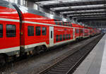 Der zweite Klasse klimatisierter Doppelstock-Reisezugwagen mit Mehrzweckabteil D-DB 70 80 26-94 014-6 der Gattung DBpdz 190.0 am 13 Januar 2025 im Hauptbahnhof München, eingereiht in den Škoda Wendezug-Garnitur „Molly“ (Škoda Push-Pull) des RE 1 – MNX - München-Nürnberg-Express der DB Regio Bayern (mit 190 km/h zugelassen einer der schnellsten RE´s in Deutschland).  

Seit Mai 2021 fährt der München-Nürnberg-Express (als RE 1) mit neuen, modernen Doppelstockgarnituren des Herstellers Skoda. Die Skoda-Züge fahren mit einer Höchstgeschwindigkeit von 190 km/h und bieten 676 Sitzplätze (davon 26 in der 1.Klasse). Die Einstiegsbereiche sind mit breiten Schiebetüren versehen.

Dieser Wagen wurde 2021 von Skoda Vagonka in Ostrau und erst im September 2021 ausgeliefert.

TECHNISCHE DATEN: 
Škoda Transportation a.s. / Skoda Vagonka
Gattung/Bauart: DBpdz 190.0
Spurweite: 1.435 mm
Anzahl der Achsen: 4
Länge über Puffer: 26.400 mm
Drehzapfenabstand: 19.500 mm
Achsstand im Drehgestell: 2 500 mm
Höhe über Schienenoberkante: 4.630 mm
Einstiegshöhe über SOK: 760 mm
Leergewicht: 52 t
Höchstgeschwindigkeit: 190 km/h 
Kleinster befahrbarer Gleisbogen: R 150 m
Sitzplätze: 120 in der 2. Klasse (davon16 Klappsitze)
Fahrradmitnahme: begrenzt (ca. 9 bis 10)
Toiletten: 1, geschlossenes System