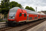 Der klimatisierte Doppelstock-Steuerwagen der zweiten Wagenklasse (DoSto-Steuerwagen) D-DB 50 80 86-75 055-3, der Gattung/Bauart DBpbzfa 765.5, eingereiht im Zugverband des rsx - Rhein-Sieg-Express RE