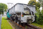   Der ehemalige Aschewagen 12 ein 4-achsiger Eiseitenkastenkipper mit 16 m³ Inhalt  der 900mm Preussen Elektra Grubenbahn,  am 18.08.2014 als Denkmal in Wölfersheim-Södel.