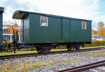 Der schmalspurige zweiachsige Gep�ckwagen D 170, ex Appenzeller Bahn F 170, der meterspurigen Museumsbahn Alp-B�hnle Amstetten-Oppingen (geh�rt zu den Ulmer Eisenbahnfreunde e.V.) abgestellt am