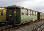 SDG Lößnitzgrundbahn: Der schöne vierachsige Schmalspurig modernisierter Altbau Personenwagen 970-405 mit offenen Plattformen und großen Fenstern, der Gattung KB4 (ex
