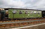 Vierachsiger modernisierter 750 mm-Schmalspur 2.Klasse Personenwagen mit Traglastenabteil, offenen Plattformen und Holzdach, SDG 970-605 (ex DB 970-605, ex DR 970-605), der Gattung KB4 tr, der SDG - Sächsische Dampfeisenbahngesellschaft mbH abgestellt im Zugverband am 07 Dezember 2022 beim Schmalspur-Bahnhof Radebeul Ost (Lößnitzgrundbahn). Hier im 
ehem. Erscheinungsbild der DR. 

Der Wagen wurde 1926 von der von der Sächsische Waggonfabrik GmbH – Werdau gebaut. Er ist einseitig als Traglastenwagen (für Kinderwagen etc.) ausgeführt.

TECHNISCHE DATEN:
Spurweite: 750 mm
Anzahl der Achsen: 4
Länge über Puffer: 12.800 mm
Drehzapfenabstand: 7.500 mm
Eigengewicht: 10 t
Sitzplätze: 29 (in der 2. Klasse)
Bremse: KE-P
