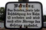 Strenge Warnung f�r die Benutzer der Bahn, gesehen auf dem Bahnsteig in Schierwaldenrath am 13.06.2011.