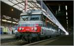 F�r mich eine der sch�nsten franz�sischen Dieselloks: die BB 67000; hier die BB 67 434 in Strasbourg, flei�ig bem�ht, ihren Rauch mit dem Nebel zu vermischen.