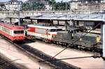SNCF Typ BB 12 000, wahrscheinlich BB 12 004 und BB 15 842, sowie ein zweiteiliger Dieseltriebwagen des Typs X 4300 in Mulhouse am 06.08.1979.