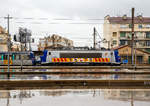 Die SNCF 22282 RC, eine BB 22200 verlässt am 25.03.2015 mit einem Personenzug den Bahnhof Marseille Saint-Charles.