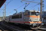 SNCF BB 25188 aufgenommen im Bahnhof von Chamb�ry w�hrend eines kurzen Haltes auf der Fahrt nach Lyon. 17.09.2022
Technische Daten, gebaut von MTE (Mat�riel de Traction Electrique), BJ 1977, Gewicht 87 t; Max 130 km/h, seit dem 16.12.2013 nicht mehr im Regelbetrieb. 