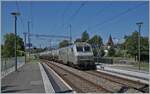 Auf den ersten Blick eine typisch, zeitgemässe SBB Station, nur der Zug scheint nicht zu passen...