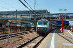 Während am 17 Juni 2013 links zwei TRAXX P140 AC1 der CFL Série 4000 (4013 und 4004) vor dem Lokschuppen stehen, steht rechts am Gleis 10 im Bahnhof Luxemburg (Stadt) die (1)26163 (91 87 0026 163-2 F-SNCF) der SNCF Voyages (ehemals SNCF Voyages France Europe bzw. SNCF VFE) mit einem EC. Die Lok ist eine Zweisystemlok der Serie BB 26000 die vom Alstom (ehem. Alsthom) gebaut wurde. Die BB 26000 ist unter dem Kunstnamen  Sybic  gut bekannt, dieses wurde aus synchrone für die Synchronmotoren und bicourant für die Zweisystemfähigkeit gebildet. Die 1 vor der 26 steht für den Einsatz im Fernverkehr (ex VFE).