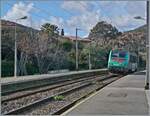 Als Lokzug fährt die SNCF E 436.360 (BB 36360) ASTRDE durch den Bahnhof von Anthéor in Richtung Marseille.