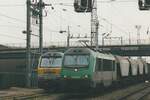 Am grauen 18 Mai 2004 zieht SNCF 36037 ein Getreidezug durch Thionville.