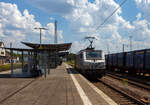 Die  Marathon Lok , die Alstom Prima BB 37002 (91 87 0037 002-5 F-AKIEM) der Akiem, ex Fret SNCF 437002, fährt am 01 Juli 2025 auf Tfzf (Triebfahrzeugfahrt) / Lz (Lokzug) durch den Bahnhof Dillingen/Saar in südlicher Richtung (Dillinger Hütte bzw. Völklingen).

Die Mehrsystemlok Alstom Prima EL3U/4 wurde 2004 unter der Fabriknummer FRET T 002 von Alstom gebaut und an die Fret SNCF geliefert. Sie hat die Zulassungen für Frankreich und Deutschland.

Die Alstom Prima EL3U/4 ist eine für den Einsatz im Güterzugdienst vorgesehene Elektrolokomotive aus der französischen Produktfamilie von Mehrsystemfahrzeugen Alstom Prima. Sie wurde so konzipiert, dass für die Bahngesellschaften möglichst geringe Anschaffungs- und Unterhaltungskosten anfallen. Die Loks sind mehrsystemfähig und können unter drei verschiedenen Stromsystemen (1,5 kV= / 25 kV, 50 Hz~ / 15 kV, 16,7 Hz~) eingesetzt werden. Bei der SNCF sind sie als Baureihe BB 37000 und für die Privatbahnen als Baureihe BB 37500 eingereiht.

Von der Alstom Prima EL3U wurden insgesamt 91 Lokomotiven gebaut, davon 60 für die SNCF (BB 37000) und 31 Maschinen der baugleichen Serie E 37500 für die privaten Veolia und CB Rail. Diese Maschinen kommen regelmäßig aufgrund ihrer Mehrsystemtauglichkeit mit Güterzügen von und nach Deutschland zum Einsatz. Der Triebfahrzeugführerplatz in den beiden Endführerständen der Lokomotiven ist jeweils mittig angeordnet.
