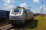 Die  Marathon Lok , die Alstom Prima BB 37002 (91 87 0037 002-5 F-AKIEM) der Akiem, ex Fret SNCF 437002, fährt am 01 Juli 2025 auf Tfzf (Triebfahrzeugfahrt) / Lz (Lokzug) durch den Bahnhof Dillingen/Saar in südlicher Richtung (Dillinger Hütte bzw. Völklingen).

Die Mehrsystemlok Alstom Prima EL3U/4 wurde 2004 unter der Fabriknummer FRET T 002 von Alstom gebaut und an die Fret SNCF geliefert. Sie hat die Zulassungen für Frankreich und Deutschland.

Die Alstom Prima EL3U/4 ist eine für den Einsatz im Güterzugdienst vorgesehene Elektrolokomotive aus der französischen Produktfamilie von Mehrsystemfahrzeugen Alstom Prima. Sie wurde so konzipiert, dass für die Bahngesellschaften möglichst geringe Anschaffungs- und Unterhaltungskosten anfallen. Die Loks sind mehrsystemfähig und können unter drei verschiedenen Stromsystemen (1,5 kV= / 25 kV, 50 Hz~ / 15 kV, 16,7 Hz~) eingesetzt werden. Bei der SNCF sind sie als Baureihe BB 37000 und für die Privatbahnen als Baureihe BB 37500 eingereiht.

Von der Alstom Prima EL3U wurden insgesamt 91 Lokomotiven gebaut, davon 60 für die SNCF (BB 37000) und 31 Maschinen der baugleichen Serie E 37500 für die privaten Veolia und CB Rail. Diese Maschinen kommen regelmäßig aufgrund ihrer Mehrsystemtauglichkeit mit Güterzügen von und nach Deutschland zum Einsatz. Der Triebfahrzeugführerplatz in den beiden Endführerständen der Lokomotiven ist jeweils mittig angeordnet.

TECHNISCHE DATEN der Prima EL3U/4:
Hersteller: Alstom S.A.
Baujahre:2004 bis 2006
Spurweite: 1.435 mm
Bauart: Bo'Bo'
Länge über Puffer: 19.520 mm
Drehzapfenabstand: 10.060 mm
Achsabstand im Drehgestell: 2.600 mm
Triebraddurchmesser: 1.150 mm (neu)
Breite: 2.857 mm
Höhe: 4.310 mm
Dienstgewicht: 89 t
Höchstgeschwindigkeit: 140 km/h (Frankreich), 120 km/h (Deutschland)
Dauerleistung: 4.200 kW
Anfahrzugkraft: 320 kN
Dauerzugkraft: 200 kN (80 km/h)
Bremse: Nutzbremse Widerstandsbremse (2.600 kW)
Stromsysteme: 1,5 kV DC,  25 kV, 50 Hz AC und 15 kV, 16,7 Hz AC
Anzahl der Fahrmotoren: 4 Asynchronmotoren mit Zwangsbelüftung vom Typ Alstom 6 FRA 4567