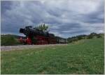 Eine Gewitterfront unterstreicht die mächtige Lokomotive ex DR 53 8163-9 auf ihrer Fahrt nach Les Hôpitaux - Neufs.