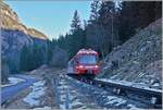 Der TMR BDeh 4/8 21 ist als R18946 von (Martigny) - Vernayaz MC nach Vallorcine unterwegs und konnte bereits nach dem Verlassen der Schweiz im schattigen Tal kurz vor Vallorcine fotografiert werden.