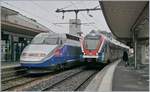 Während der SNCF TGV 6972 in Annecy auf die Abfahrt nach Paris Gare de Lyon wartet, steht im der SBB CFF LEX 522 219 als SL2 23425 nach Coppet bereit.