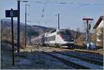Manchmal haben Züge Verspätung, hier ist es das Foto: Ganze zwei Jahre musste ich auf dieses Bild warten: TGV mit (SNCF) Formsignal!

Um so mehr freute ich mich, dass der TGV 6467 von Paris (ab 6:26) nach St-Gervais-les Bains-Le Fayet (an 12:01) aus dem Duplex Réseau 609 bestand. Das Bild zeigt den TGV bei der Einfahrt in den Bahnhof von St-Pierre-en Faucigny beim Ausfahrformsignal.

12. Februar 2022