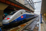 Der SNCF TGV Duplex (1. Generation) Zweisystem-Triebzug, Rame 290 (Triebzug 290), bestehend aus hier vorne dem Triebwagen TGV 29109, 8 Doppelstock-Mittelwagen und dem TGV 29180, am 25 März 2015 im Bahnhof Marseille-Saint-Charles.

Der TGV Duplex ist eine doppelstöckige Bauart der französischen Hochgeschwindigkeitszüge TGV. Sie wurde entwickelt, um höhere Kapazitäten auf überlasteten Hochgeschwindigkeitsstrecken anbieten zu können. Ein Zugverband wird aus zwei Triebköpfen und acht doppelstöckigen Mittelwagen gebildet. Bei der Mittelwageneinheit ruhen die Endwagen am Ende je auf einem konventionellen Laufdrehgestell, die Wagenübergänge der einzelnen Wagen liegen dann auf Jakobsdrehgestellen auf. Die Wagenzüge werden mit Schraubenkupplung und Seitenpuffern mit den Triebköpfen gekuppelt. Die Züge erreichen eine Höchstgeschwindigkeit von 320 km/h. Beim Bau wurden statt Stahl Aluminium und Verbundwerkstoffe eingesetzt.

Mit den Duplex begann die dritte Generation der französischen Hochgeschwindigkeitszüge. Mit den zwei Sitzebenen und einer Kapazität von 510 Sitzplätzen pro Zug bietet ein Duplex die höchste Sitzplatzkapazität aller TGV-Triebzüge. Bei den Zügen von Ouigo, die nur Sitzplätze der zweiten Klasse bieten, sind 634 Sitzplätze verfügbar. Die Duplex-Triebzüge erbringen inzwischen die größte Beförderungsleistung im TGV-System. Ab 2019 trugen die TGV Réseau Duplex-Züge die Carmillon-Lackierung als TGV inOui.

Dieser Triebzug ist als Zweisystem-Triebzug für 1,5 kV Gleich- und 25 kV Wechselspannung mit 50 Hz ausgelegt.

TECHNISCHE DATEN:
Baureihenbezeichnung: TGV Duplex (1. Generation), Serie 29000
Spurweite: 1.435 mm
Achsfolge: 	Bo'Bo'+2'2'2'2'2'2'2'2'2'+Bo'Bo'
Anzahl der Achsen: 26  (8 davon angetrieben)
Länge des Zuges: 200,19 m
Leergewicht: 380,0 t
Achslast: 17 t
Leistung bei 1,5 kV DC: 3.680 kW 
Leistung bei 25 kV 50 Hz AC: 8.800 kW (ca. 12.000 PS)
Antrieb: 8 dreiphasige luftgekühlte Synchronmotoren vom Typ SM 47, á 1.100 kW (1.460 kg, 1.240 V)
Höchstgeschwindigkeit: 320 km/h
Stromsysteme: 25 kV / 50 Hz AC und 1,5 kV DC (Gleichstrom)
Zugleitsysteme:	TVM 430 / KVB / Crocodile
Sitzplätze: 516 (184 in der 1. und 332 in der 2. Klasse)
