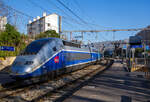 Der TGV Euroduplex / RGV 2N (2N2) Rame 803 (Triebzug 803) fährt am 26 März 2015 als TGV 9756 / 9757 (Genf - Marseille - Niza) durch den Bahnhof Marseille-Blancarde in Richtung Niza.

Vorne der TK TGV 310205 mit der UIC 90 87 0310 205-4 F-SNCF und am Zugende der TK 310206 mit der UIC 90 87 0310 206-2 F-SNCF, zwei Triebköpfen der Bauart RGV-POS der Variante 3UH 310200 (801 à 810).

Dieser Triebzug ist einer von 10 die in der Variante 2N2 3UH - 310200 (801 à 810) als Zweisystem-Triebzug (25 kV~, 50 Hz und1,5 kV=) ausgeführt, er hat zudem spanische Zugbeeinflussungssystem ASFA und hat so die Zulassungen für Frankreich und Spanien. Die Züge der Variante 3UH und 3UF sind für 15 kV, 16,7 Hz AC vorverdrahtet, sodass sie später auch im deutschen und schweizerischen Schienennetz eingesetzt werden können.

Eine Komposition besteht aus zwei Triebköpfen der Bauart „TGV POS“ (RGV-POS) und acht Doppelstock-Mittelwagen. Bei der Mittelwageneinheit ruhen die Endwagen am Ende je auf einem konventionellen Laufdrehgestell, die Wagenübergänge der einzelnen Wagen liegen dann auf Jakobsdrehgestellen auf. Die Wagenzüge werden mit Schraubenkupplung und Seitenpuffern mit den Triebköpfen gekuppelt. Die Züge erreichen eine Höchstgeschwindigkeit von 320 km/h. Beim Bau wurden statt Stahl Aluminium und Verbundwerkstoffe eingesetzt.

TECHNISCHE DATEN:
Baureihenbezeichnung: SNCF TGV 2N2 (Rame/Tz 801 bis 810)
Spurweite: 1.435 mm (Normalspur)
Achsfolge: Bo 'Bo' + 2'(2')(2')(2')(2')(2')(2')(2')2' + Bo' Bo'
Anzahl der Achsen: 26 (8 davon angetrieben)
Länge des Zuges: 200,19 m 
Breite: 2.904 mm 
Höhe: 4.318 mm
Leergewicht: 385,0 t
Antrieb: 8 Drehstrom-Synchronmotoren, Alstom Typ 6 FHA 3657
Höchstgeschwindigkeit: 320 km/h
Dauerleistung: 9.280 kW unter 25 kV AC / 3.680 kW unter 1,5 kV DC
Anfahrzugkraft: 220 kN
Stromsysteme: 25.000 V, 50 Hz AC (~) und 1.500 V DC (=)
