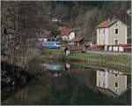 Der  Assosiation l'autrail X2800 du Haut Doubs  X 2816 kommt ins Blickfeld und wurde genau vor dem kleinen Schopf Eingangs Morteau fotografiert, einerseits um ein erstes Bild des Nebenbahntriebwagens