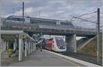 Eine weitere Variante der beiden Bahnh�fe Belfort-Montb�liard TGV (unten) und Meroux (oben). Der TGV LYRIA 9203 von Paris Gare de Lyon nach Z�rich bestehend aus dem Triebzug 4726, bietet dem im Bahnhof von Meroux wartenden SNCF Z73800 Coradia A TER  Baleine  nach Belfort einen recht knappen Anschluss. Weshalb auf der elektrifizierten Strecke Delle - Belfort neuerdings (auch) Dieseltriebz�ge zum Einsatz kommen entzieht sich meiner Kenntnis. 

10. Dezember 2025 