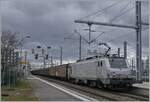 Mit einem sehr langen Mineralwasserzug sind die beiden akiem BB 37028 an der Spitze und BB 27169 am Schluss in Annemasse auf dem Weg in Richtung Bellegarde.