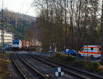 Die an die LINEAS Group NV/SA vermietete E 186 042 (91 84 1186 042-5 NL-AKIEM, angeschrieben ist D- AKIEM, was aber nach der Nummer falsch ist) fährt am 16. Dezember 2025 mit einem Containerzug durch den Bahnhof Kirchen/Sieg in Richtung Siegen.

Die Bombardier TRAXX F140 MS(2E) wurde 2016 von Bombardier in Kassel unter der Fabriknummer 35358 gebaut und an die NS - Nederlandse Spoorwegen N.V., als 91 84 1186 042-5 NL-NS geliefert. Bereits im Juni 2018 wurde sie an die AKIEM SAS verkauf und von der NS wieder angemietet. Nun seit 2025 ist sie an die LINEAS Group vermietet. Die Multisystemlokomotive hat die Zulassungen bzw. besitzt die Länderpakete für Deutschland, Österreich, Belgien und die Niederland (D/A/ B/NL).
